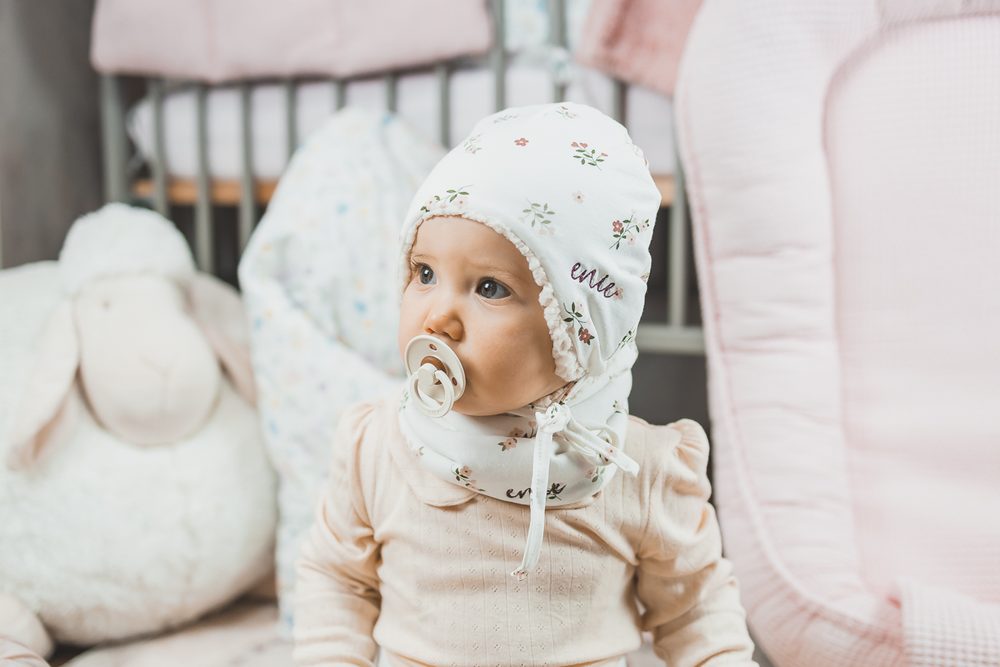 enie baby Dětská čepice zimní 0-3m DOTS