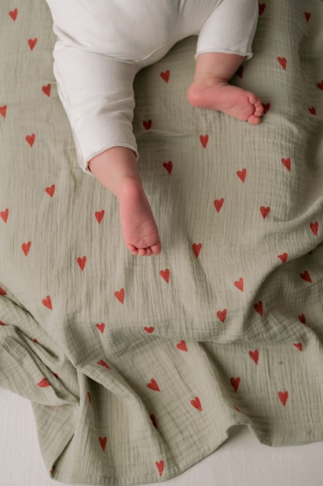 Studio Noos SWADDLE ZAVINOVAČKA Print Medium Green Hearts (obrázek 5)