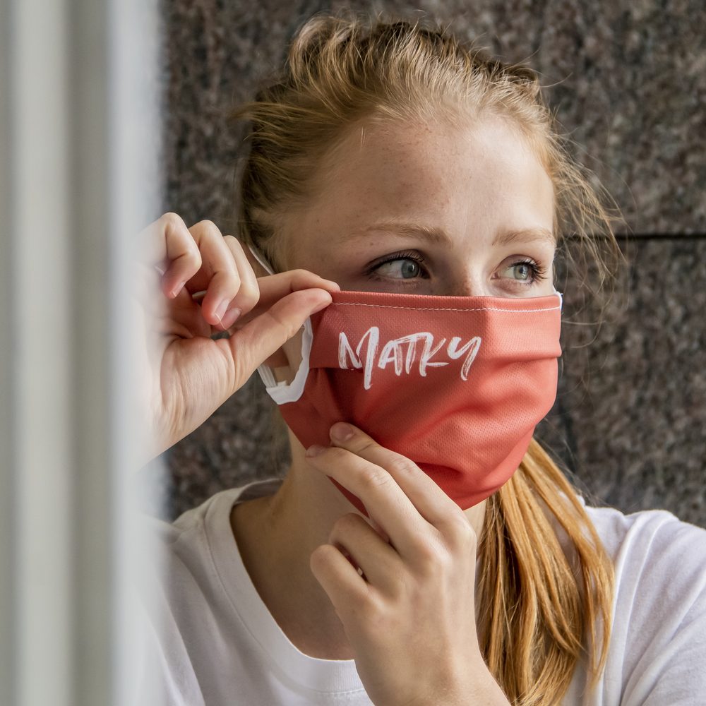 Textilní rouška s logem filmu MATKY - červená