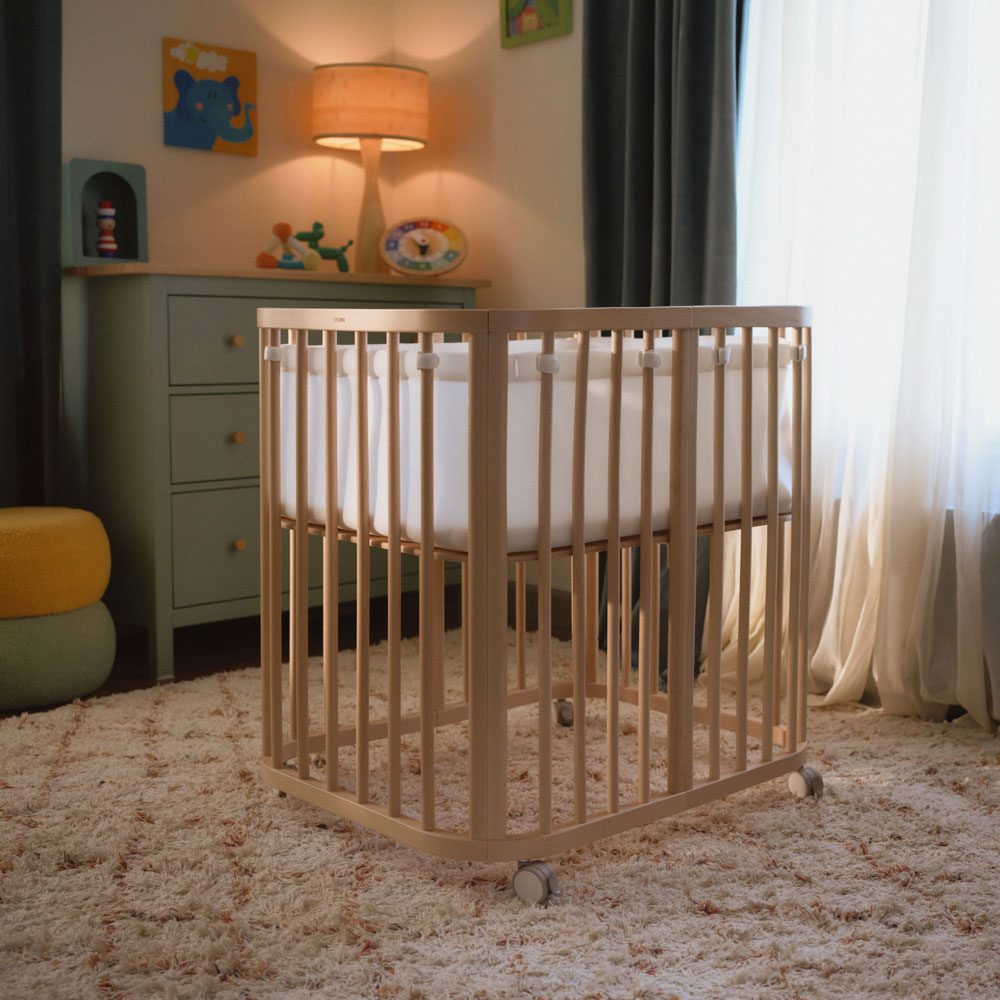 Stokke Nighti Mini – otevřená konstrukce s tyčkami pro proudění vzduchu