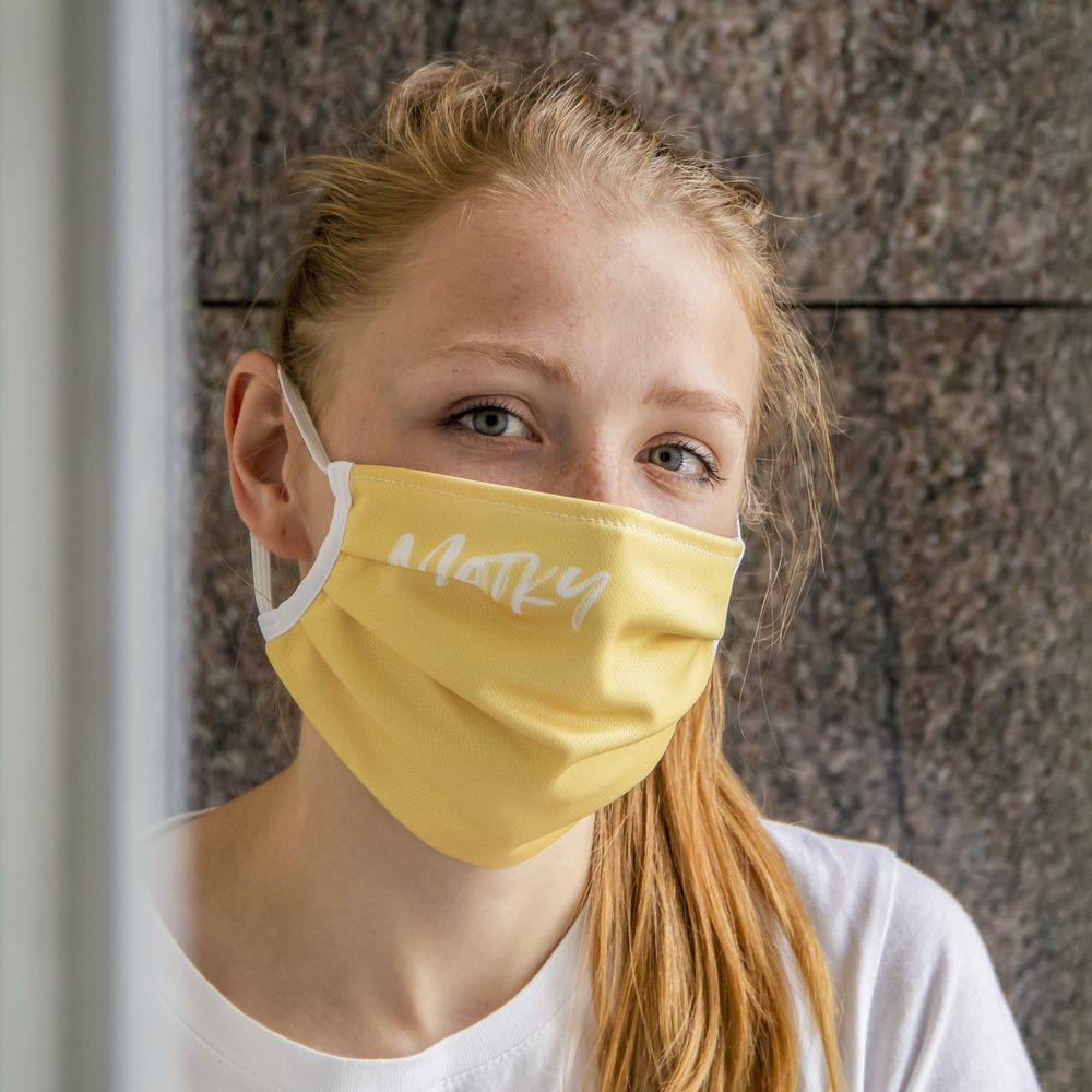 Textilní rouška s logem filmu MATKY - žlutá