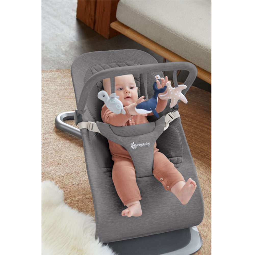 Ergobaby EVOLVE hračka na lehátko Ocean wonders / Charchoal grey (obrázek 3)