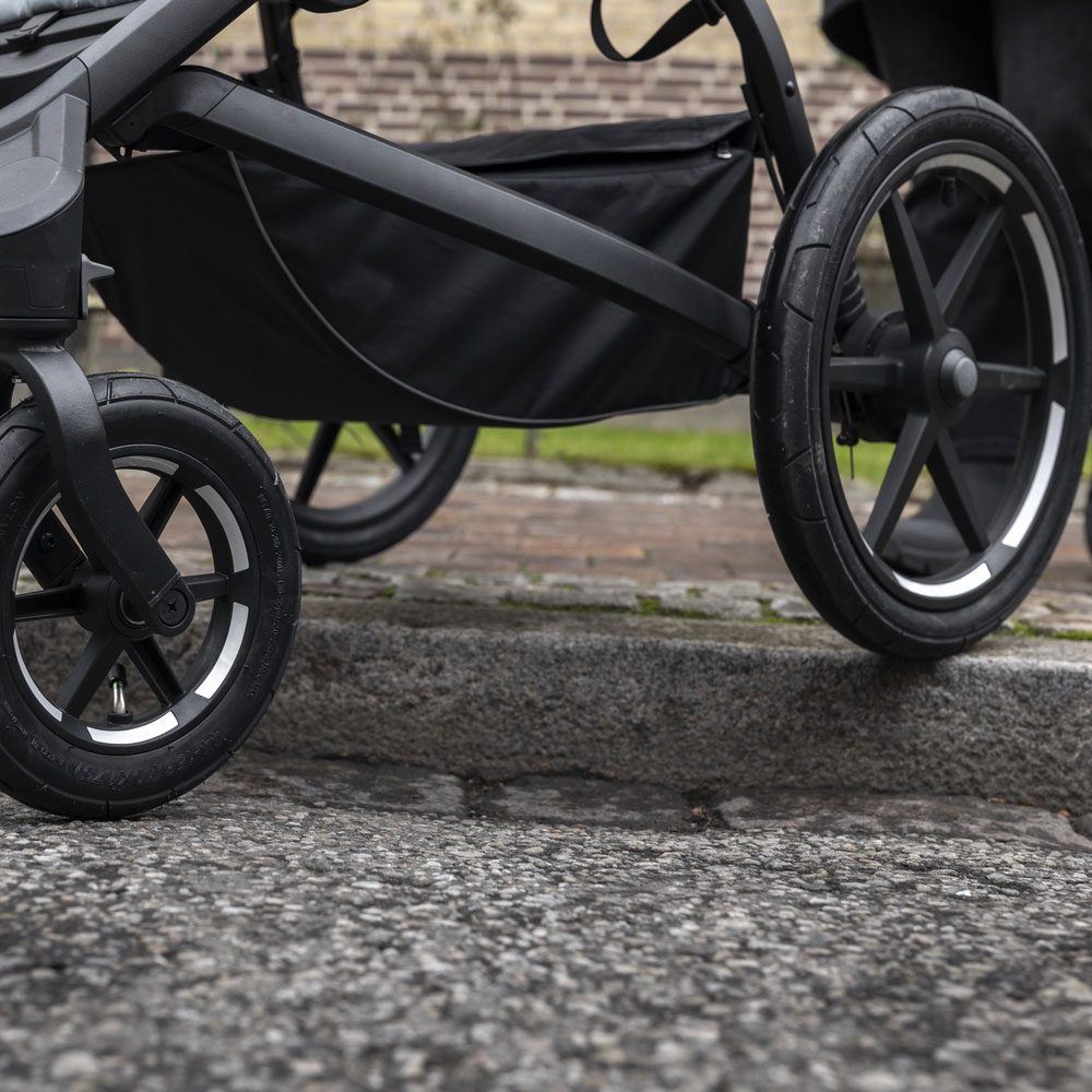 Thule Urban Glide 4-wheel – reflexní prvky na stříšce a kolech
