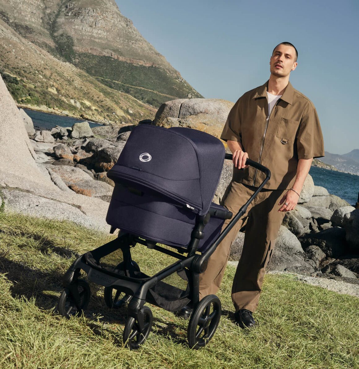 Bugaboo Fox 5 Renew v úzké městské uličce – ukázka manévrovatelnosti