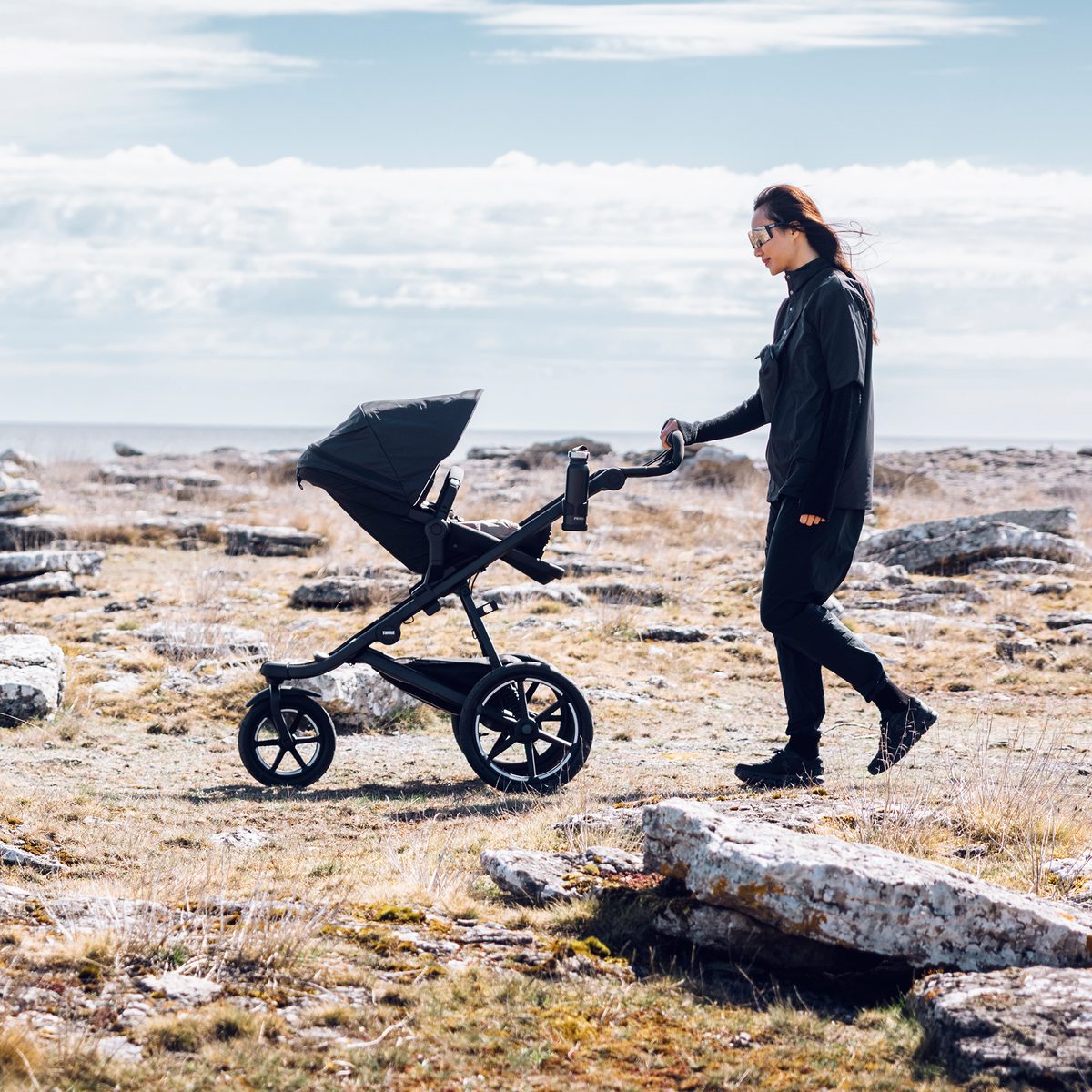 Thule Urban Glide reversible seat - ochrana stříškou a přístupný koš