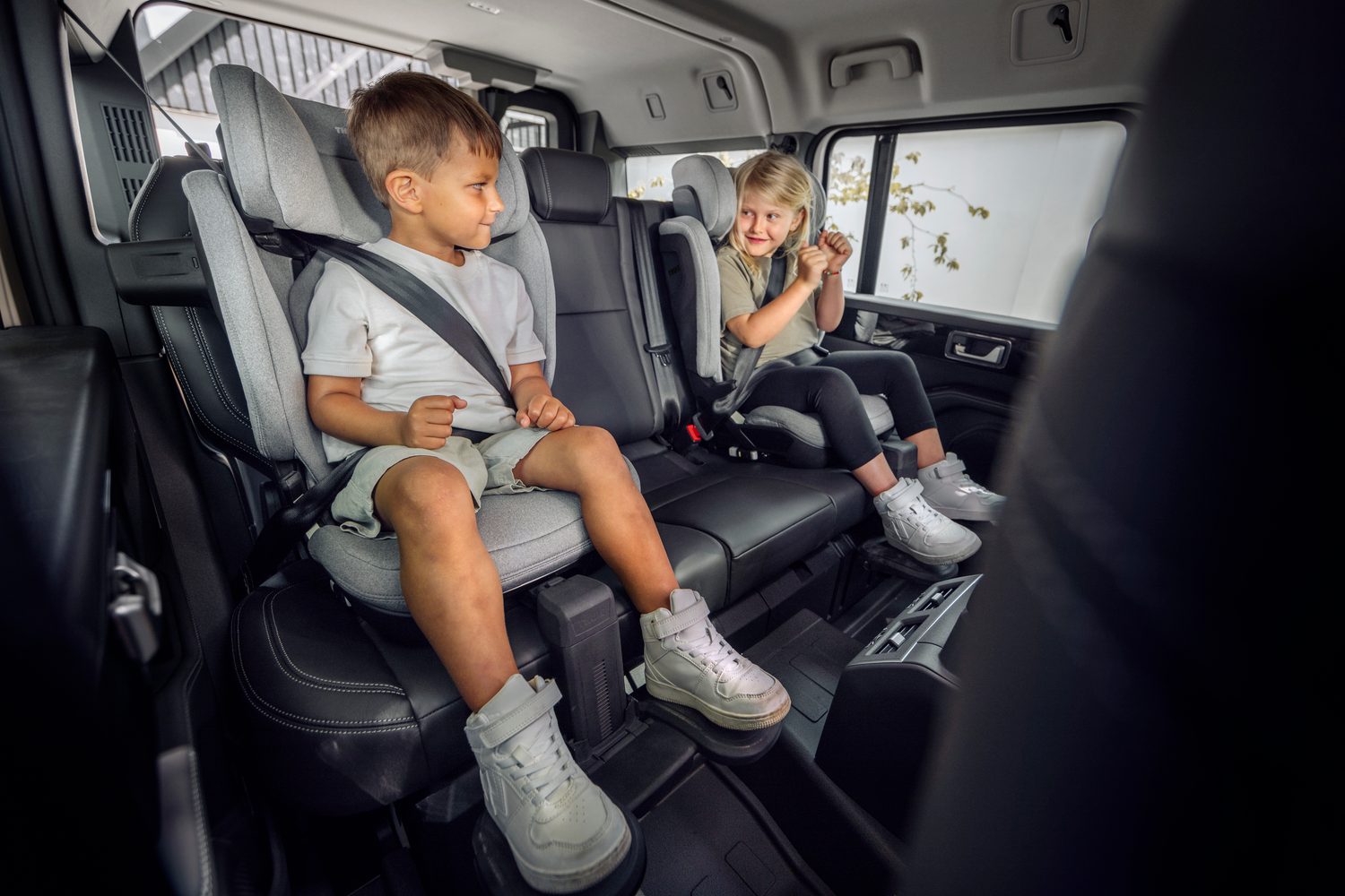 Thule Palm – autosedačka i-Size s vysokým opěradlem pro děti 100–150 cm