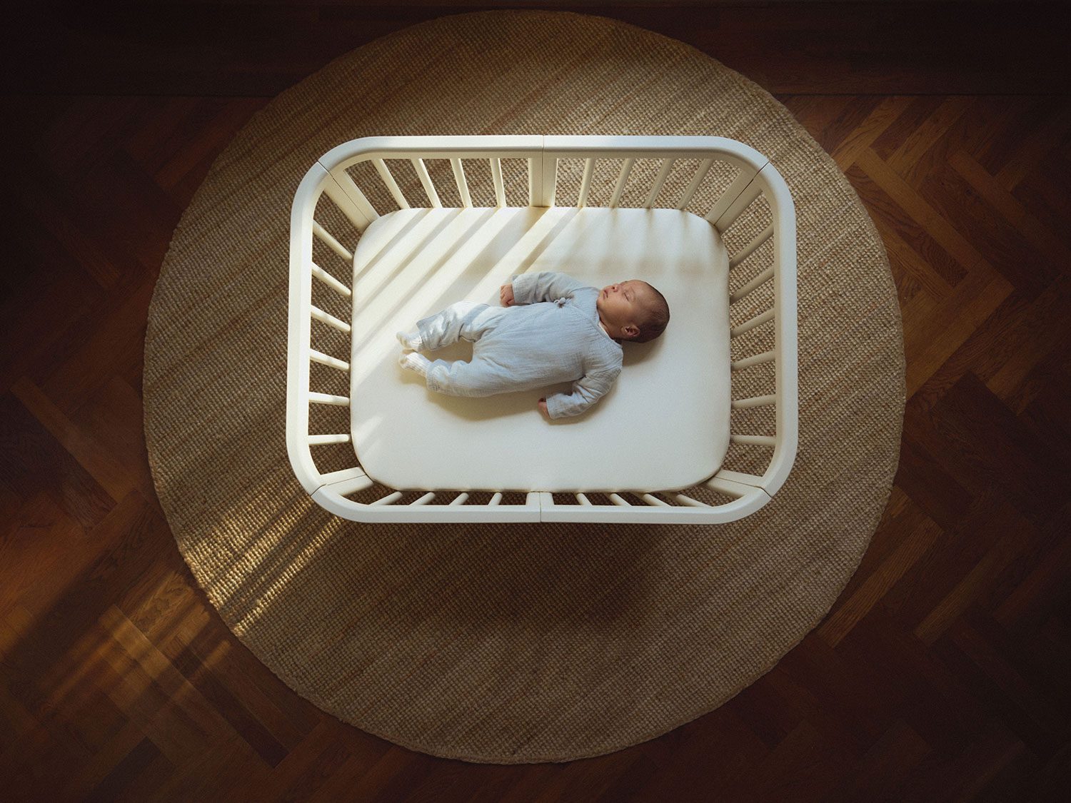 Stokke Nighti Mini – konvertibilní postýlka pro novorozence od prvního dne