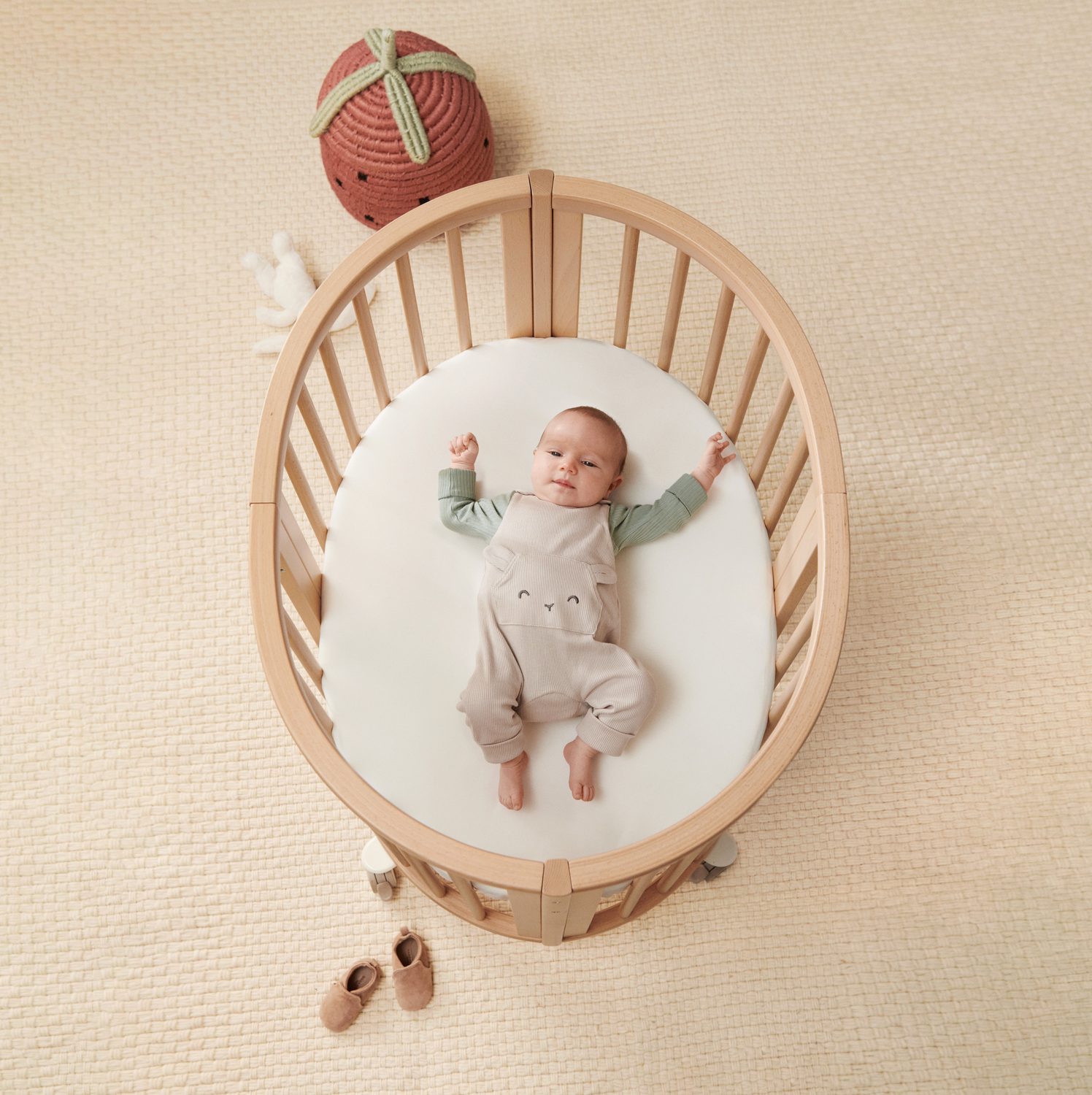 Stokke Sleepi Mini V3 – oválný tvar připomínající matčino lůno