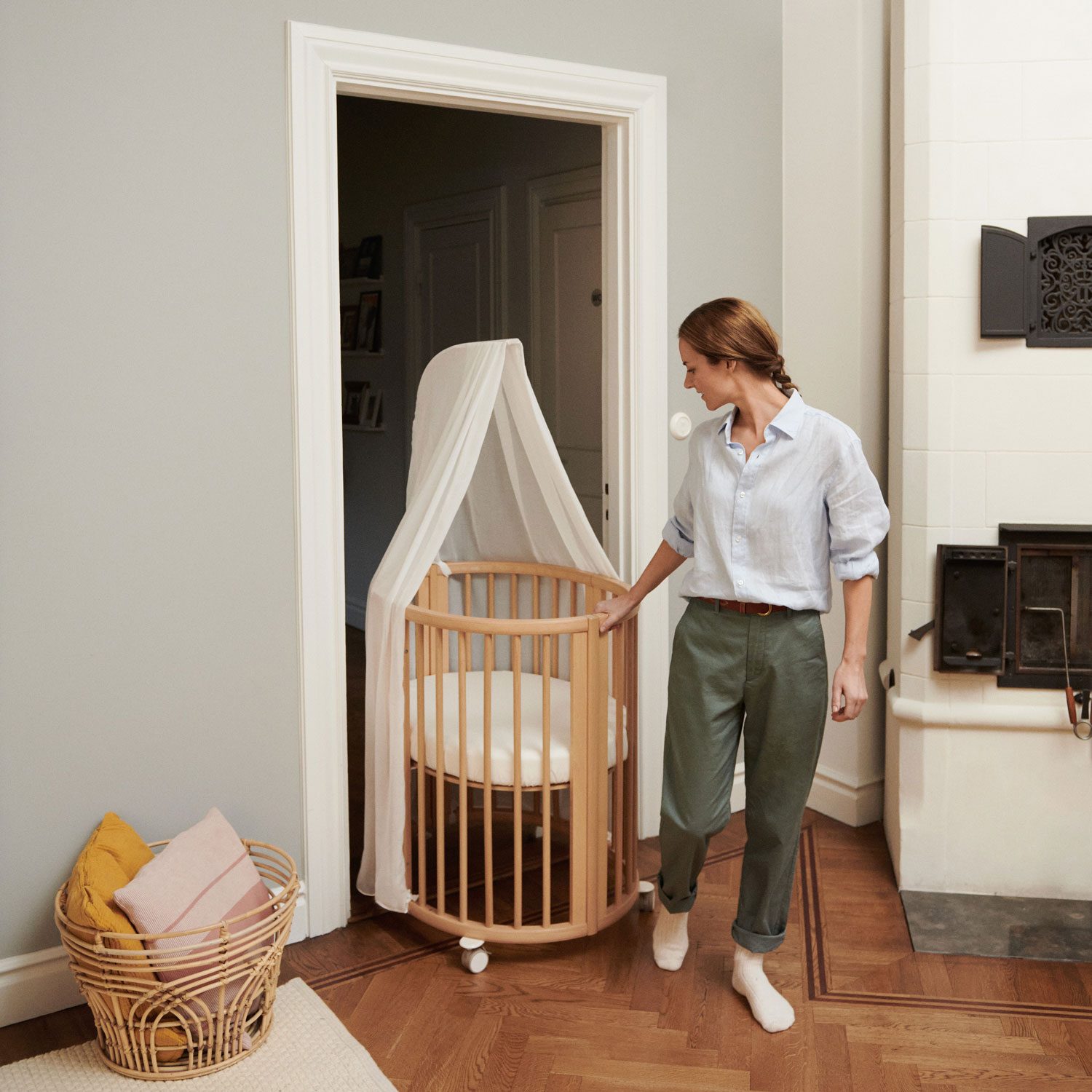 Stokke Sleepi postýlka - kompaktní rozměry, projde dveřmi