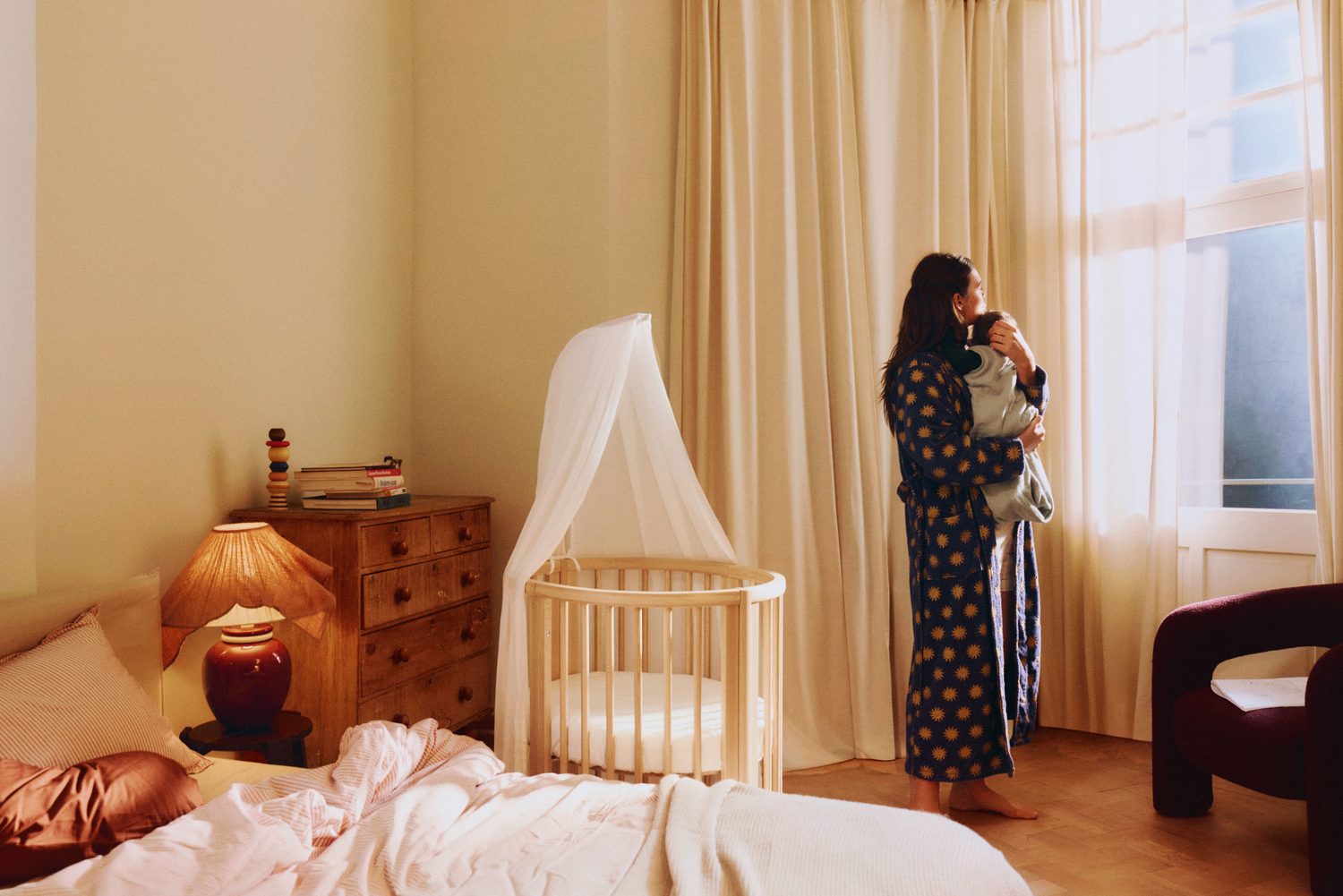 Stokke Sleepi Mini V3 – oválná novorozenecká postýlka ze skandinávského bukového dřeva s kolečky