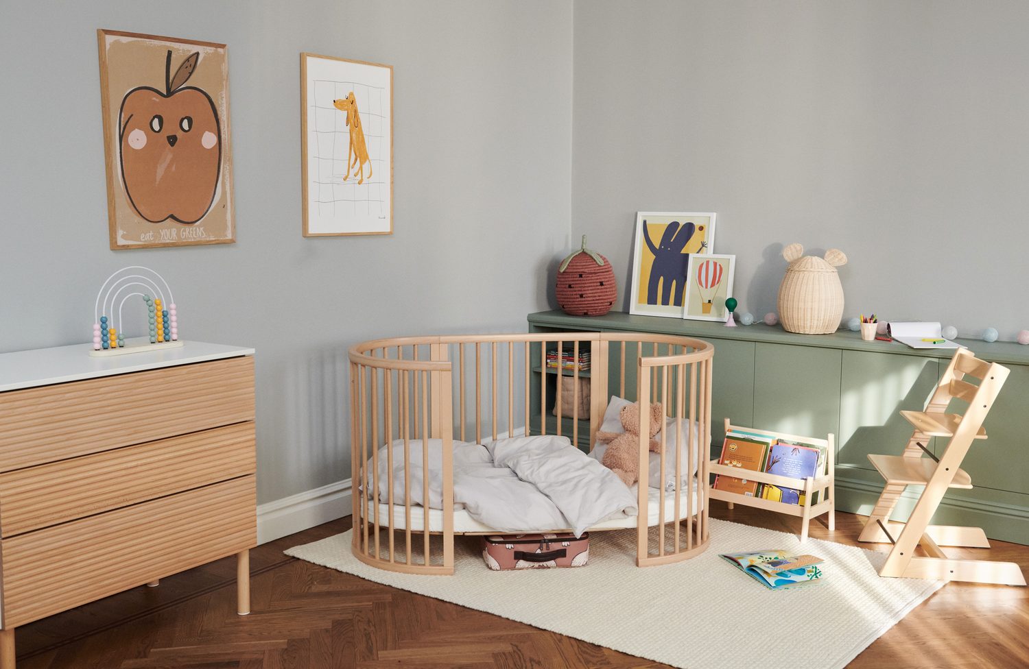 Stokke Sleepi postýlka - oválná dřevěná rostoucí postýlka z bukového dřeva od narození do 5 let