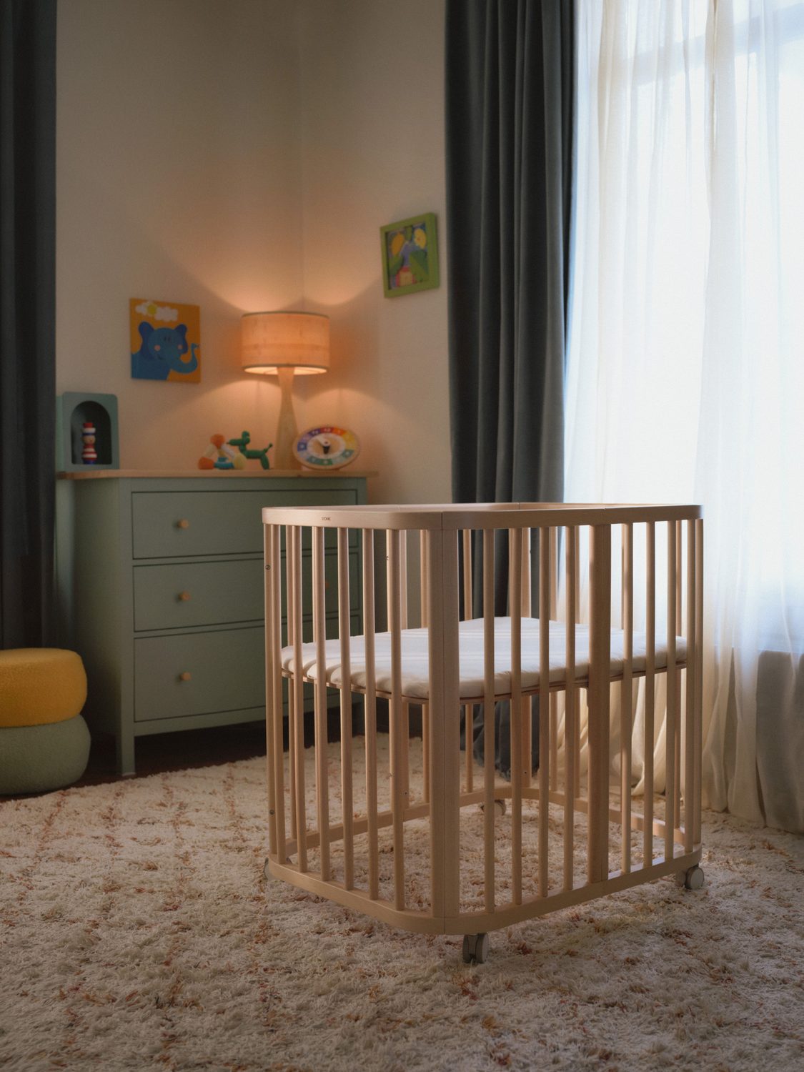 Stokke Nighti Mini - kompaktní tvar pro moderní bydlení