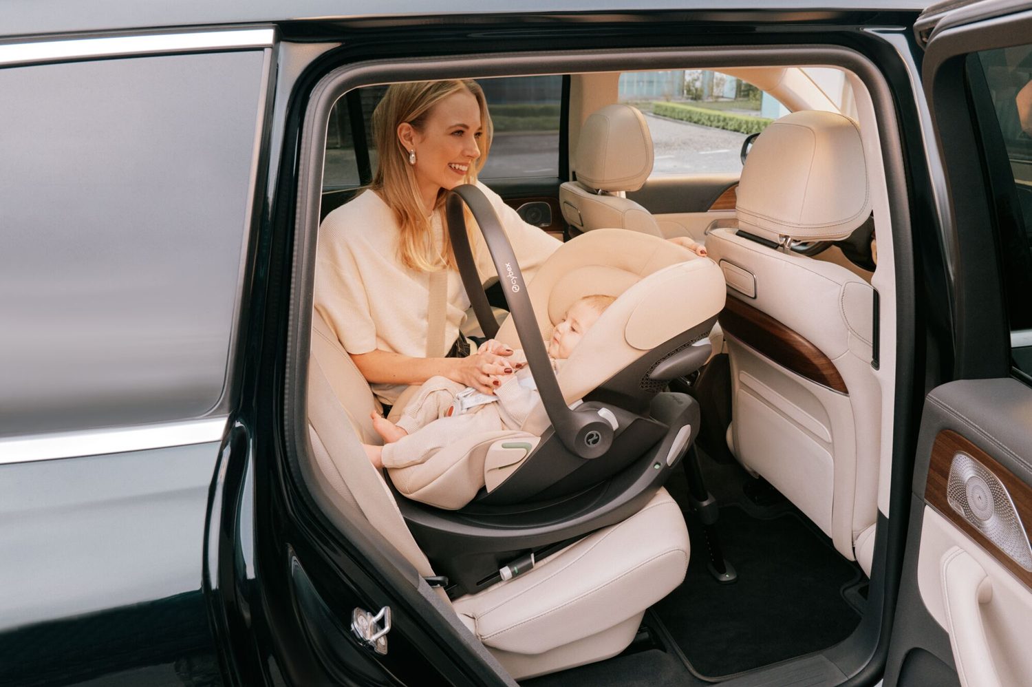 Cybex Cloud G3 i-Size Comfort 2026 a báze Cybex Base G3 – výhodná sada od narození