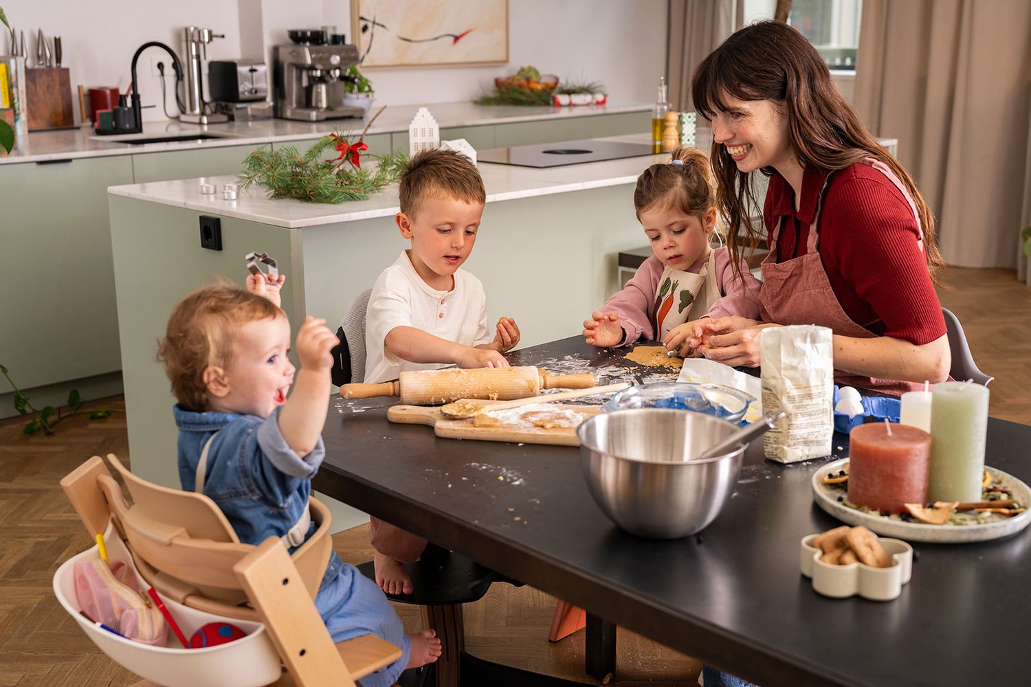 Stokke Tripp Trapp u rodinného stolu