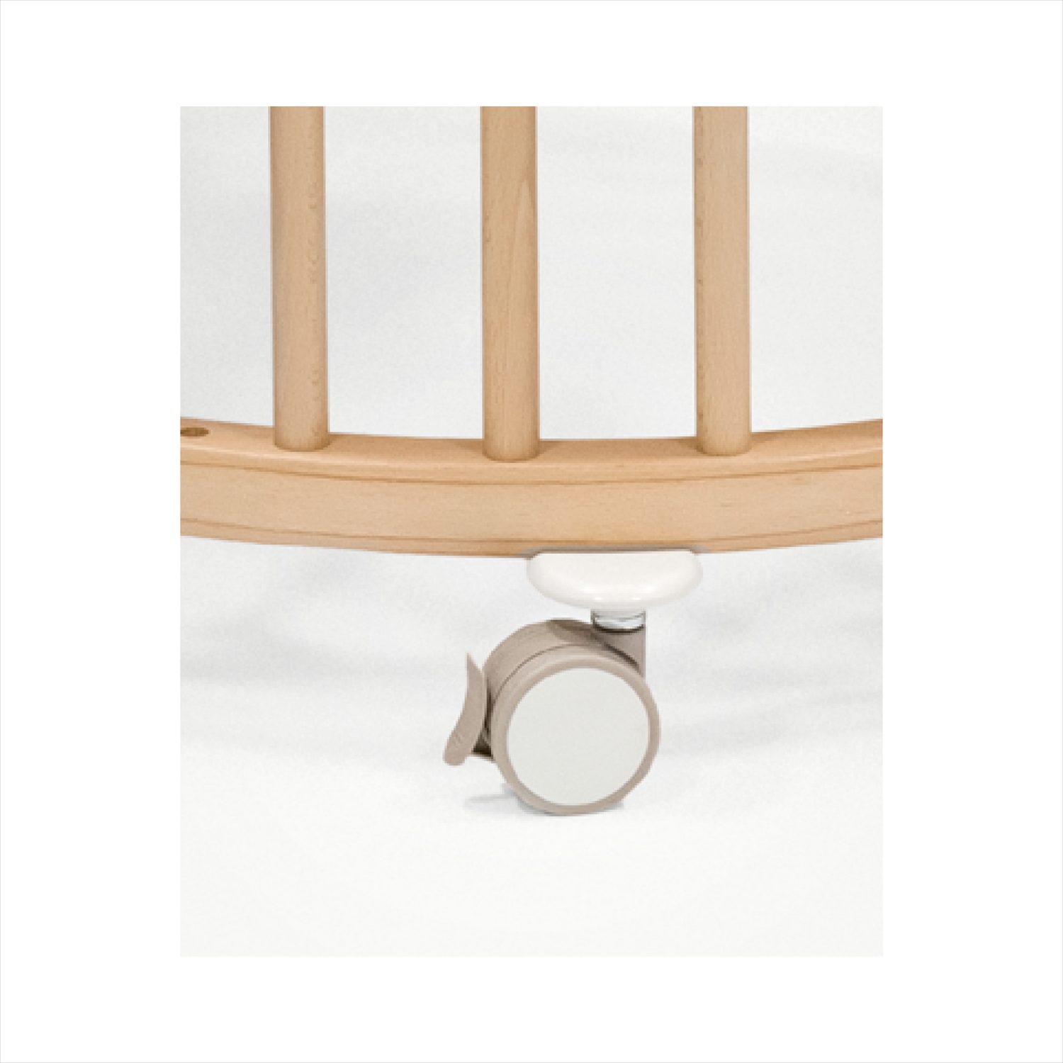 Stokke Sleepi Mini V3 – uzamykatelná otočná kolečka v balení