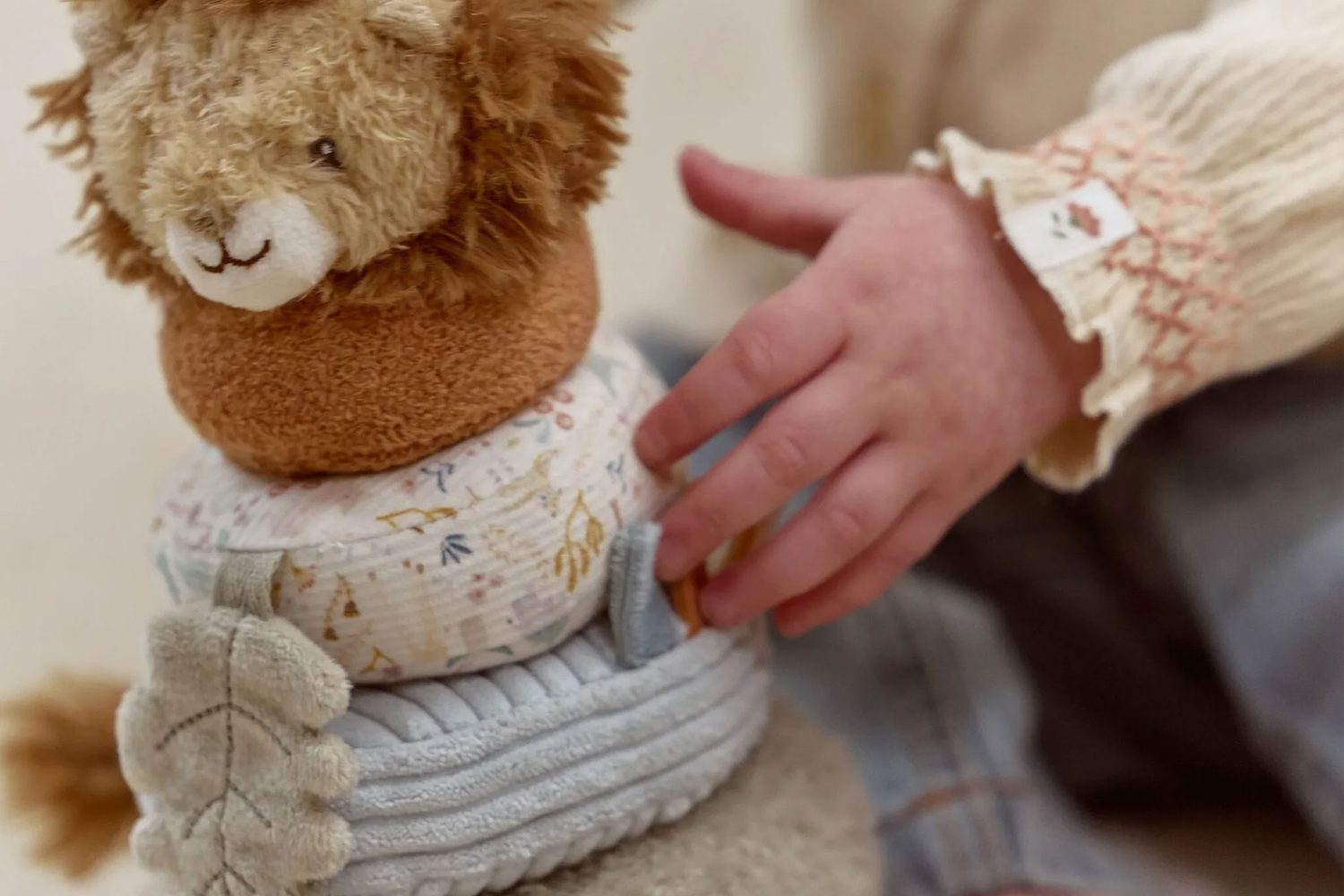 Nasazovací kroužky Safari Friends – dítě při hraní