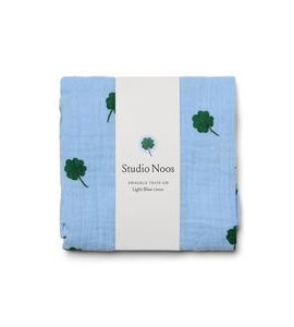 STUDIO NOOS SWADDLE ZAVINOVAČKA PRINT MEDIUM LIGHT BLUE CLOVER - ZAVINOVACÍ PLENY / OSUŠKY VELKÉ - PŘEBALOVÁNÍ
