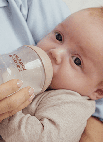 Miminko pije z lahvičky Natural Shape