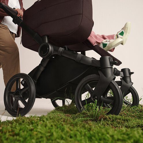 Terénní kola Bugaboo Donkey 6 Mono na nerovném povrchu – přední 25 cm, zadní 30 cm