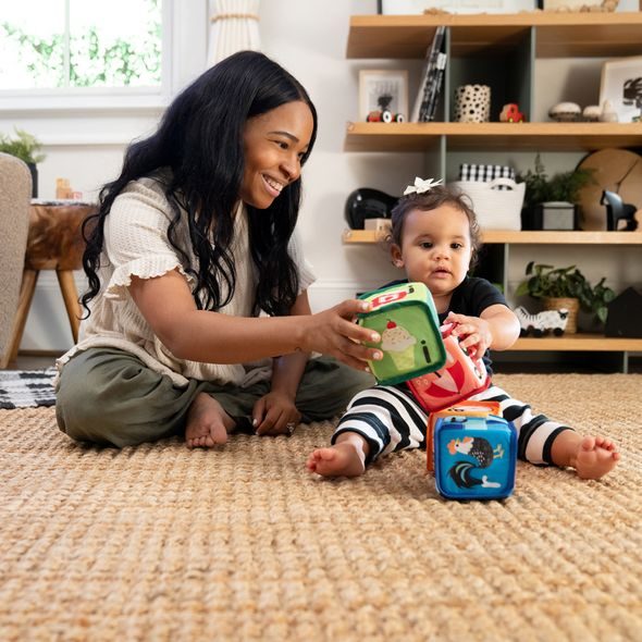 BABY EINSTEIN HRAČKA TEXTILNÍ KOSTKY ABECEDA ALPHA STACKS™ 4KS, 3M+ - STAVEBNICE A PUZZLE - PRO DĚTI