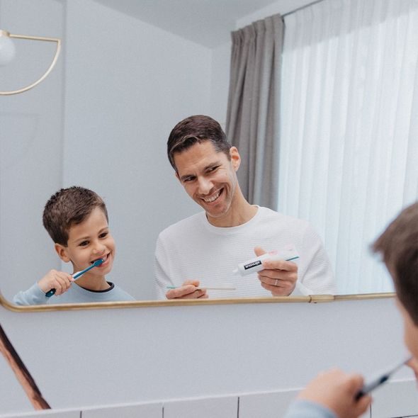 SUAVINEX DĚTSKÝ KARTÁČEK NA ZOUBKY JUNIOR +6 LET - ZUBNÍ KARTÁČKY A PASTY - KOUPÁNÍ A ZDRAVÍ