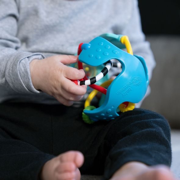 BABY EINSTEIN HRAČKA SENZORICKÝ MÍČ S KOUSÁTKEM RATTLE & SENSE™ 3M+ - SENZORICKÉ HRAČKY - PRO DĚTI