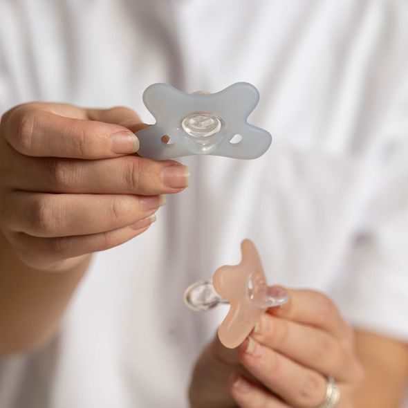 CANPOL BABIES DUDLÍK 100% SILIKONOVÝ SYMETRICKÝ 6-12M 1KS BÍLÝ - ŠIDÍTKA A DOPLŇKY - KRMENÍ