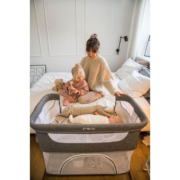 MOMI POSTÝLKA SMART BED 4V1 SVĚTLE ŠEDÁ - K RODIČOVSKÉ POSTELI - SPINKÁNÍ
