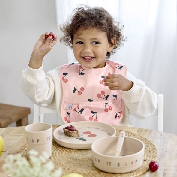 LÄSSIG BABIES LIGHTWEIGHT BIB HAPPY FRUITS CHERRY - BRYNDÁKY - KRMENÍ