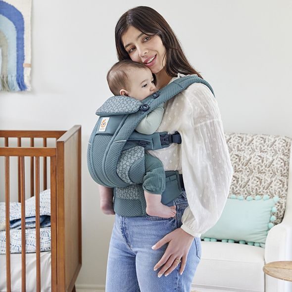 ERGOBABY OMNI BREEZE - TWILIGHT BLUE DAISES - ERGONOMICKÁ NOSÍTKA - NOŠENÍ & SPORT