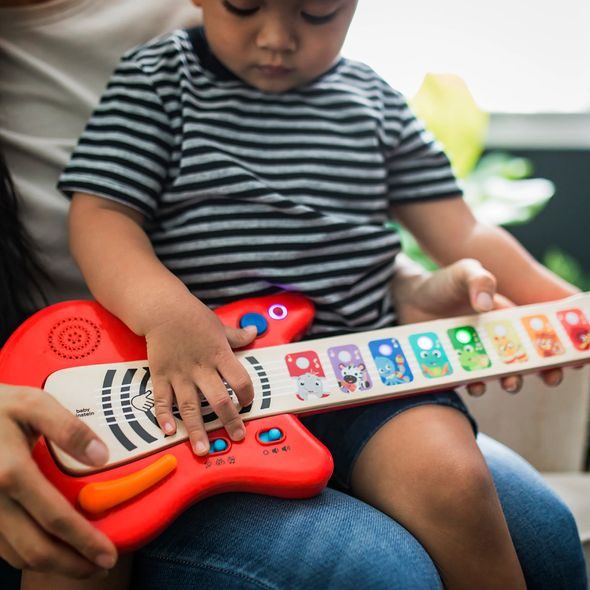 BABY EINSTEIN HRAČKA DŘEVĚNÁ HUDEBNÍ KYTARA TOGETHER IN TUNE GUITAR™ CONNECTED MAGIC TOUCH™ HAPE 6M+ - HUDEBNÍ - PRO DĚTI