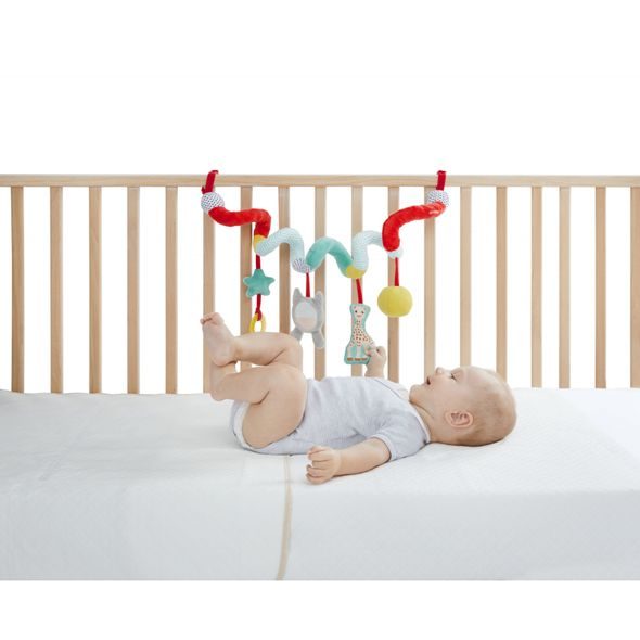 VULLI SPIRÁLA S AKTIVITAMI SOPHIE LA GIRAFE® - SPIRÁLY NA POSTÝLKU / AUTOSEDAČKU - PRO DĚTI