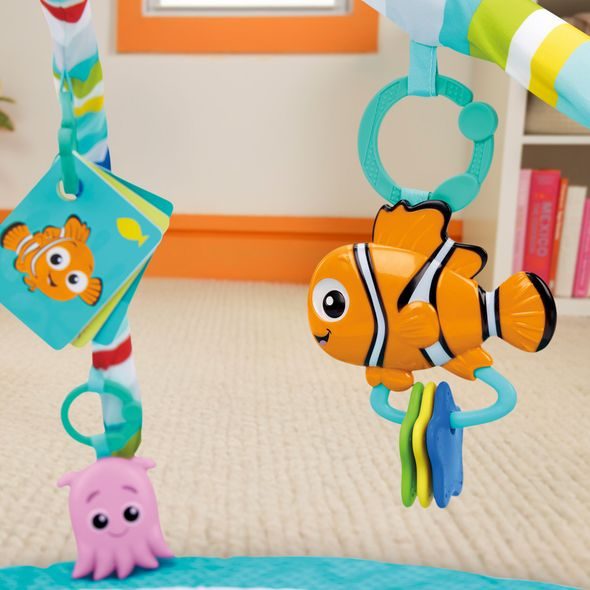BRIGHT STARTS DEKA HRACÍ PRO ROZVOJ MOTORIKY A SMYSLŮ FINDING NEMO POP 'N WIGGLE™, 0M+ - HRACÍ DEKY - PRO DĚTI