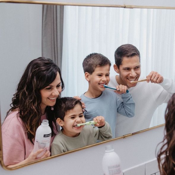 SUAVINEX DĚTSKÝ KARTÁČEK NA ZOUBKY JUNIOR +6 LET - ZUBNÍ KARTÁČKY A PASTY - KOUPÁNÍ A ZDRAVÍ