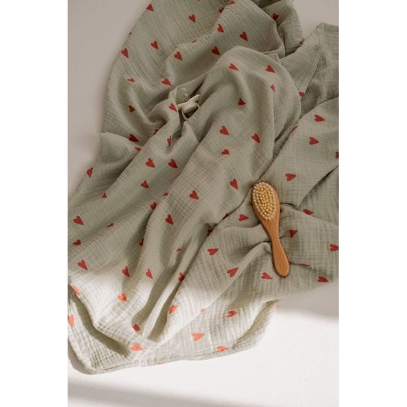 STUDIO NOOS SWADDLE ZAVINOVAČKA PRINT LARGE GREEN HEARTS - ZAVINOVACÍ PLENY / OSUŠKY VELKÉ - PŘEBALOVÁNÍ