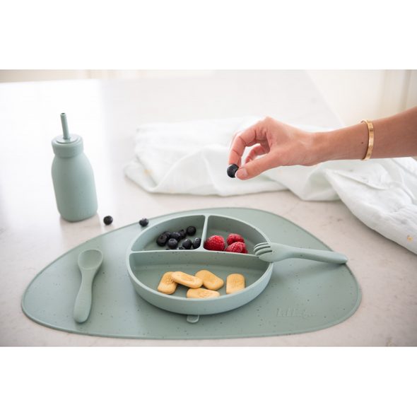 KIKKABOO TALÍŘ DĚLENÝ S PŘÍSAVKOU PLATINUM SILICONE SAGE - MISKY, TALÍŘKY A PODLOŽKY - KRMENÍ