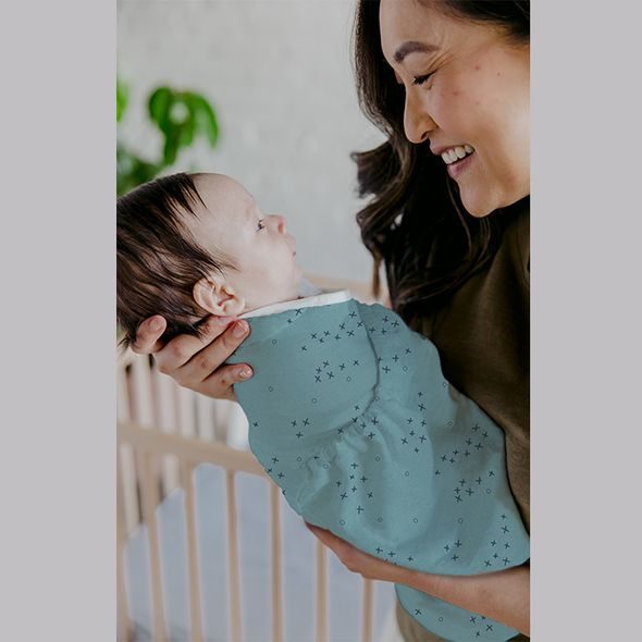 ERGOBABY ZAVINOVAČKA/SWADDLER TOG 0.5 HUGS AND KISSES - ZAVINOVAČKY - SPINKÁNÍ