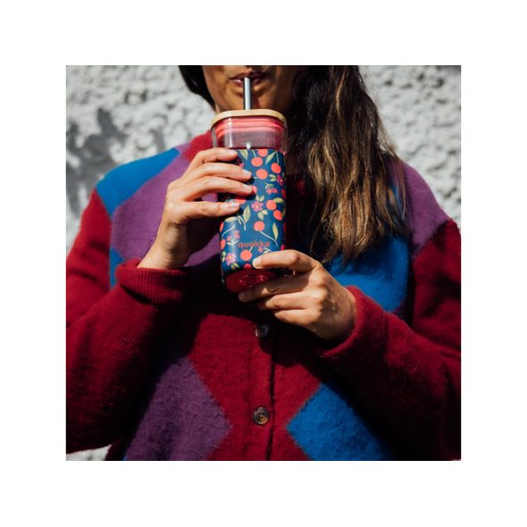 QUOKKA SKLENĚNÝ CESTOVNÍ HRNEK S BRČKEM LIQUID CUBE CHERRIES 540 ML - SPORTOVNÍ LAHVE - KRMENÍ