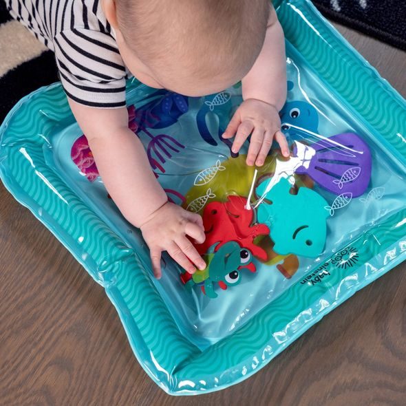 BABY EINSTEIN PODLOŽKA VODNÍ 40X40 CM SENSORY SPLASH™ 0M+ - HRA NA BŘÍŠKU - PRO DĚTI