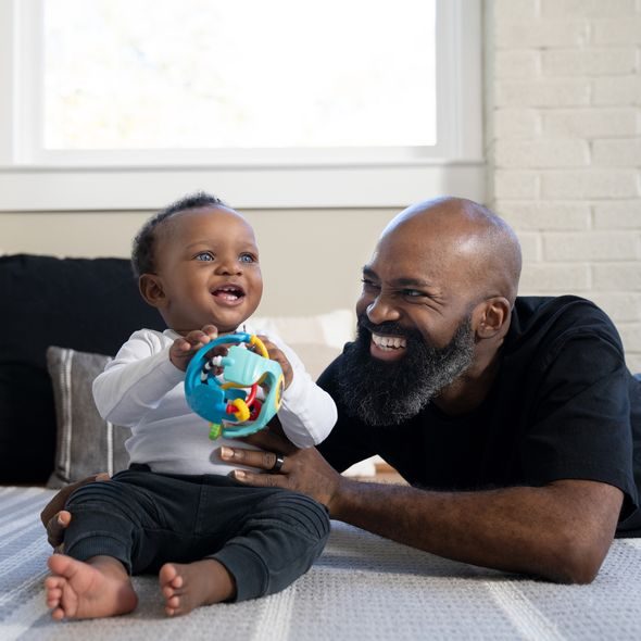 BABY EINSTEIN HRAČKA SENZORICKÝ MÍČ S KOUSÁTKEM RATTLE & SENSE™ 3M+ - SENZORICKÉ HRAČKY - PRO DĚTI