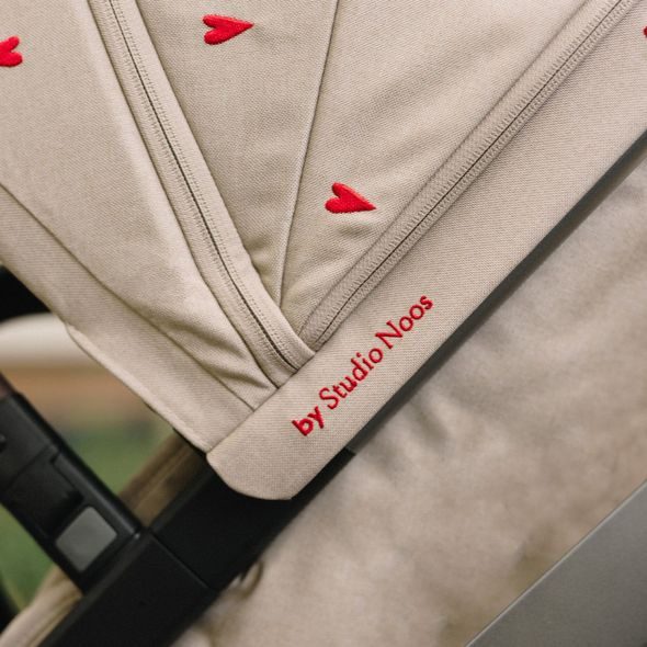 JOOLZ X STUDIO NOOS BUNDLE SET DAY5 + STŘÍŠKA SANDY TAUPE + RED HEARTS - DVOJKOMBINACE - KOČÁRKY A PŘÍSLUŠENSTVÍ