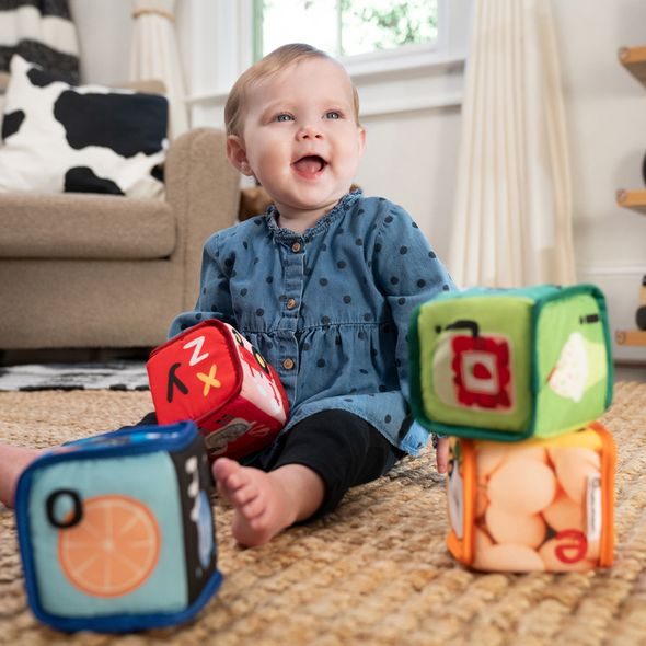 BABY EINSTEIN HRAČKA TEXTILNÍ KOSTKY ABECEDA ALPHA STACKS™ 4KS, 3M+ - STAVEBNICE A PUZZLE - PRO DĚTI