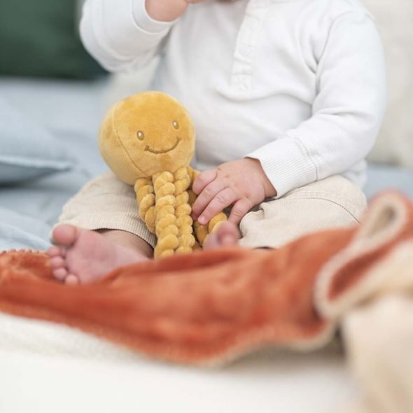 NATTOU PRVNÍ HRAČKA PRO MIMINKA CHOBOTNIČKA PIU PIU LAPIDOU OCHRE 0M + - MALÉ HRAČKY DO RUČIČKY - PRO DĚTI