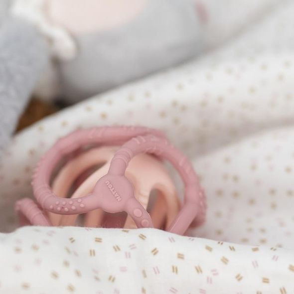 NATTOU KOUSÁTKO SILIKONOVÉ MÍČ 2V1 BEZ BPA 10 CM RŮŽOVÁ - KOUSÁTKA - PRO DĚTI