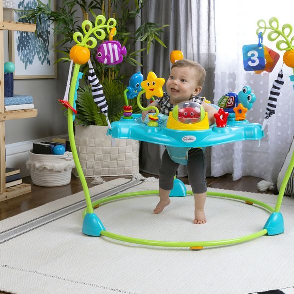 BABY EINSTEIN SKÁKADLO/AKTIVNÍ CENTRUM 2V1 CURIOSITY COVE™ 6M+ DO 11KG - VOZÍTKA A ODRÁŽEDLA - PRO DĚTI