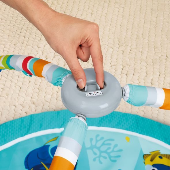 BRIGHT STARTS DEKA HRACÍ PRO ROZVOJ MOTORIKY A SMYSLŮ FINDING NEMO POP 'N WIGGLE™, 0M+ - HRACÍ DEKY - PRO DĚTI