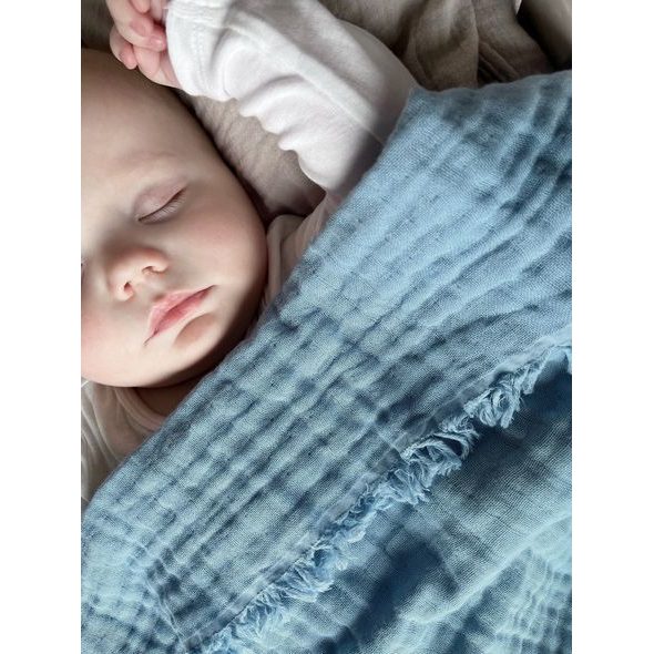 VINTER & BLOOM DEKA FEATHER MUSLIN ORGANIC DIM BLUE - DĚTSKÉ DEKY PRO MIMINKA - SPINKÁNÍ