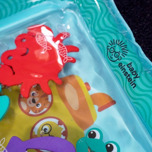 BABY EINSTEIN PODLOŽKA VODNÍ 40X40 CM SENSORY SPLASH™ 0M+ - HRA NA BŘÍŠKU - PRO DĚTI
