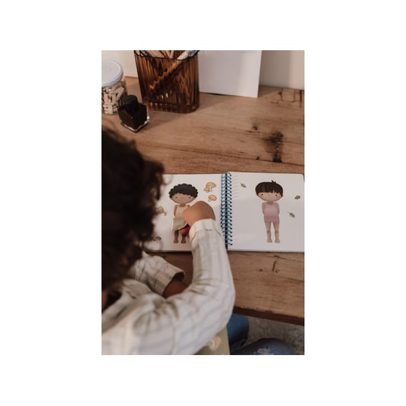 LITTLE DUTCH KNIHA OBLÉKACÍ SE SAMOLEPKAMI FOREST FRIENDS - KNÍŽKY PRO NEJMENŠÍ - PRO DĚTI