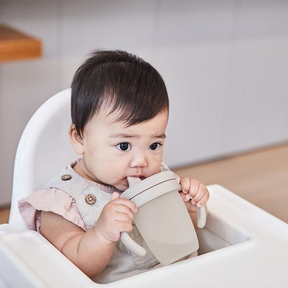 B.BOX SILIKONOVÝ HRNEČEK S PÍTKEM 240 ML - BÉŽOVÝ - DĚTSKÉ HRNEČKY - KRMENÍ